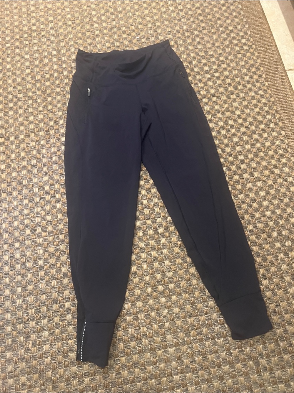 Lululemon 6 navy ladies joggers